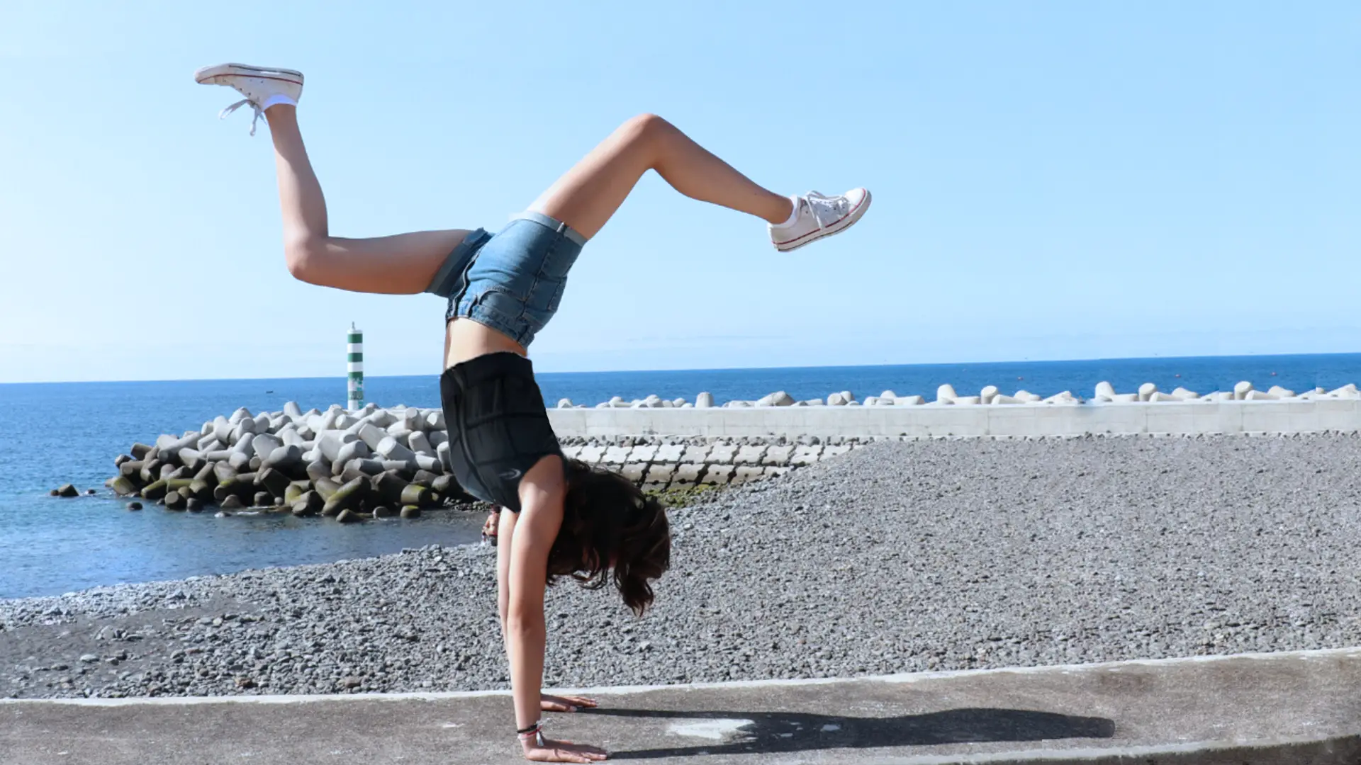 Banner ecooline Living-Frau mit Powercool SX3 Tanktop am Strand Handstand machend