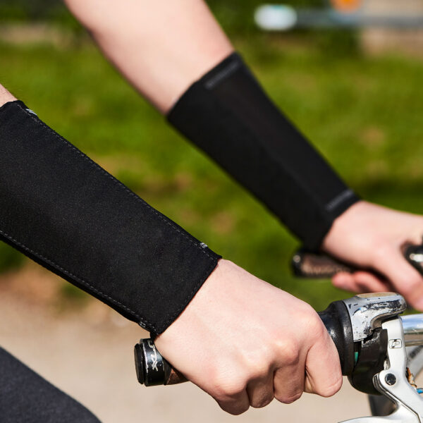 Braccia sul manubrio della bici con i bracciali refrigeranti E.COOLINE
