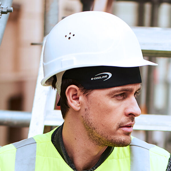 Lavoratore edile indossa la bandana Air refrigerante di E.COOLINE sotto il casco protettivo
