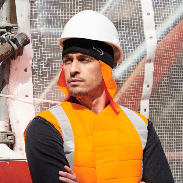 L'operaio edile indossa la bandana refrigerante SX3 con protezione per il collo di E.COOLINE sotto il casco