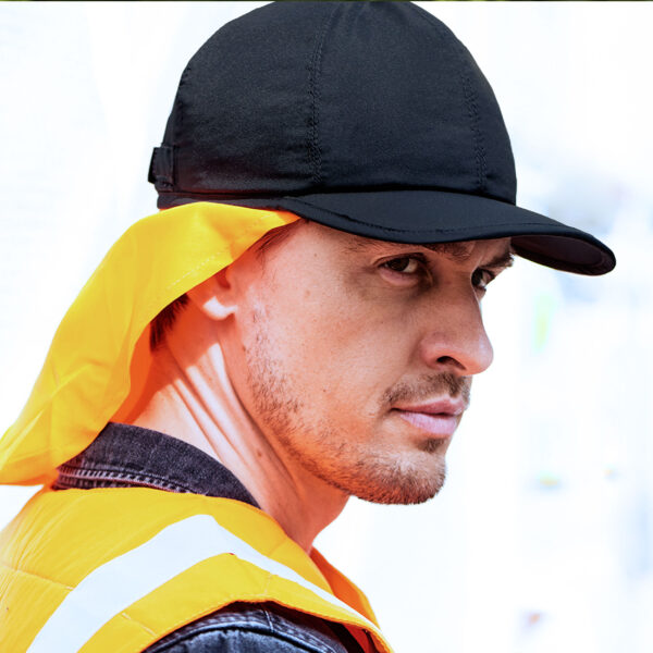 Uomo indossa berretto da baseball refrigerante E.COOLINE con protezione UV per il collo