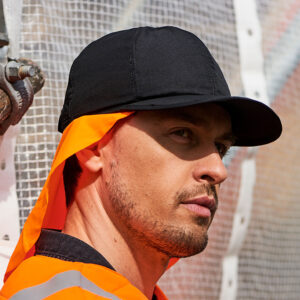 Uomo indossa berretto da baseball refrigerante E.COOLINE con protezione UV per il collo