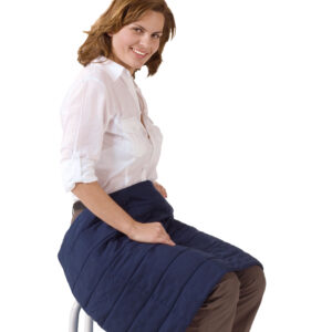 Donna ha il telo refrigerante di E.COOLINE sulle gambe