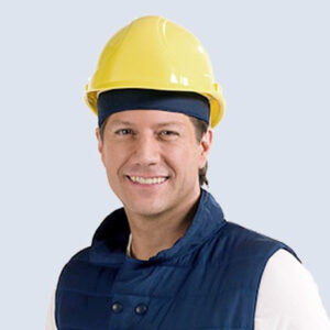 L'uomo indossa un casco di sicurezza giallo con inserto refrigerante di E.COOLINE