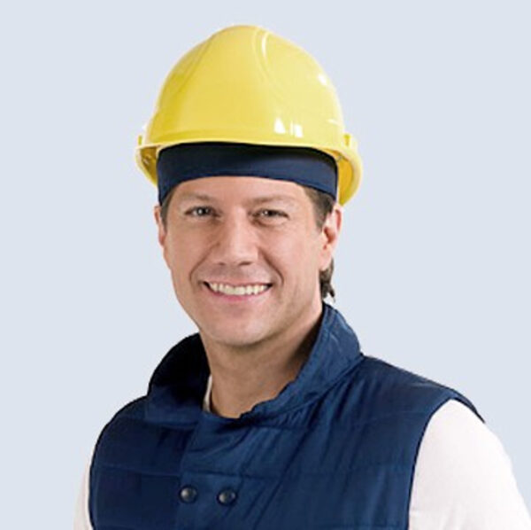 L'uomo indossa un casco di sicurezza giallo con inserto refrigerante di E.COOLINE