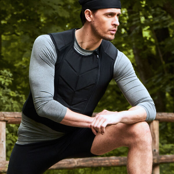 Uomo sprotivo indossa gilet sportivo refrigerante E.COOLINE di colore nero