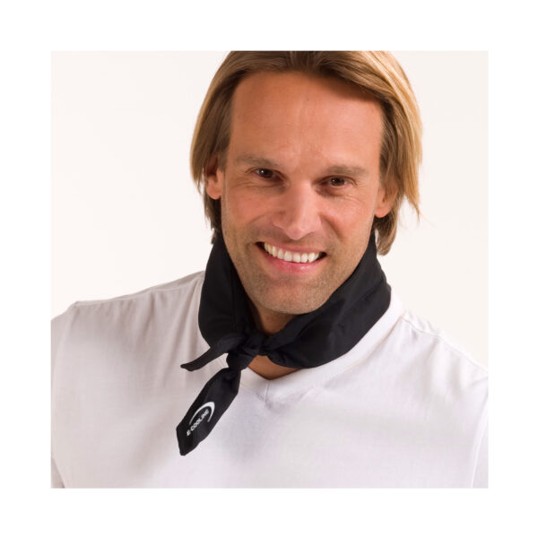 Uomo sportivo indossa sciarpa refrigerante con logo E.COOLINE, di colore nero