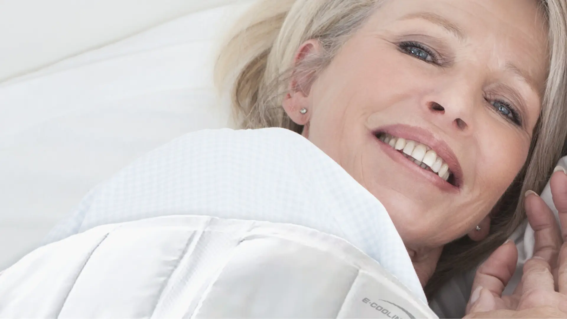 Banner-ecooline-medical-Menopause-Frau im Bett mit Kühldecke-1920x1080px
